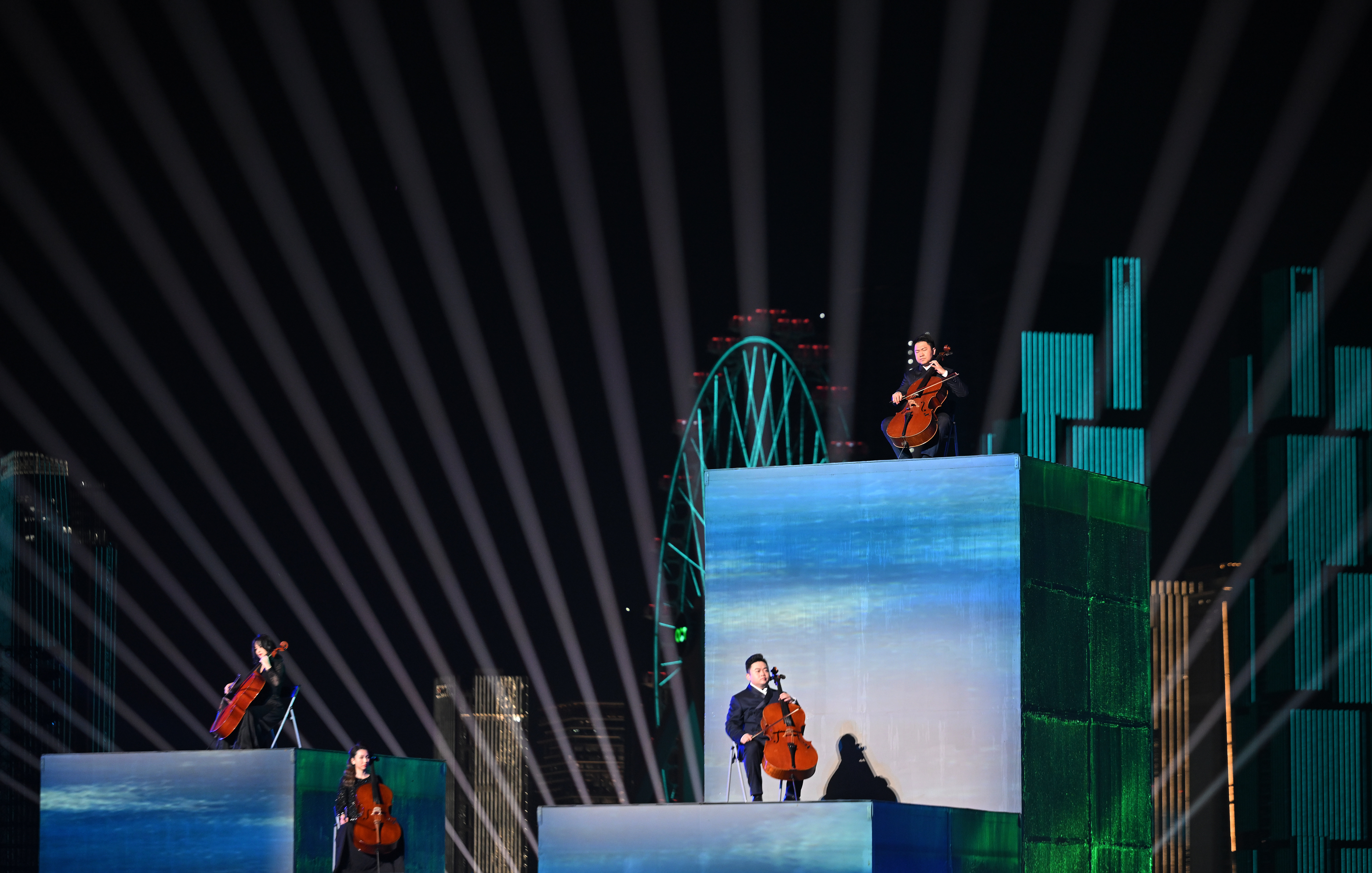 ↑ 演员在闭幕式现场表演。 新华社记者 张龙 摄</p><p style=